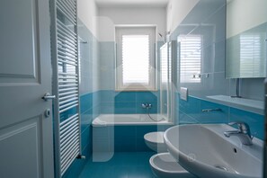 Combined shower/bathtub, hair dryer, bidet, towels - Koraggioso - Three-room apartment on the second floor, on two levels (Pineto)
