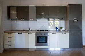 Kühlschrank, Ofen, Herdplatte, Kochgeschirr/Geschirr/Besteck
