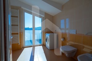 Dusche, Bidet, Handtücher