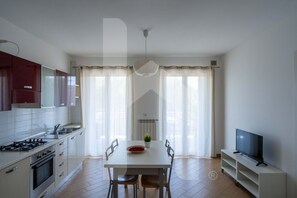 Kühlschrank, Ofen, Herdplatte, Kochgeschirr/Geschirr/Besteck