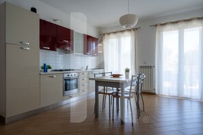 Kühlschrank, Ofen, Herdplatte, Kochgeschirr/Geschirr/Besteck