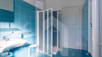 Doccia, bidet, asciugamani