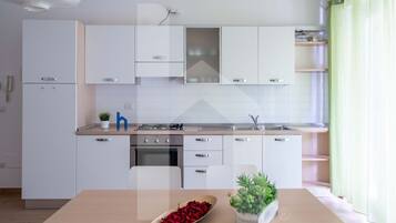 Kühlschrank, Ofen, Herdplatte, Kochgeschirr/Geschirr/Besteck