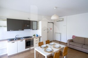 Jääkaappi, uuni, liesi, keittoastiat/astiat/ruokailuvälineet