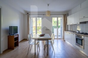 Refrigerador, horno, parrilla de estufa y utensilios de cocina 