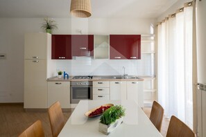 Geladeira, fogão, cooktop, talheres/pratos/utensílios de cozinha