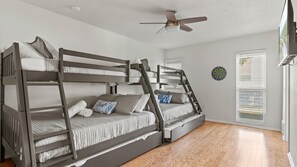 5 bedrooms, desk, iron/ironing board, travel cot - Luxurious summer home w pool | Mins to IMG Academy (Bradenton)