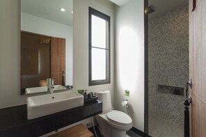 Sèche-cheveux, serviettes fournies, shampoing, papier toilette