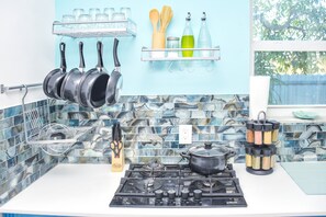 Refrigerador, microondas, parrilla de estufa y cafetera y tetera 