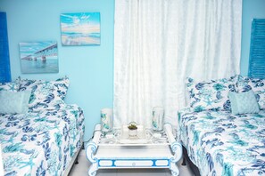 1 habitación, tabla de planchar con plancha y cuna de viaje 