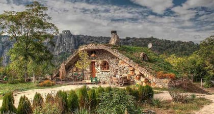 2 km from Prohidna cave , beautiful village house and garden