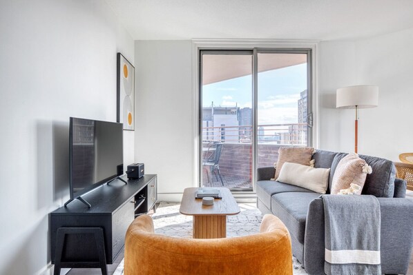 TV, stereo - Serene Kips Bay 2BR w/ Gym & Doorman, nr Murray Hill, by Blueground (Midtown)