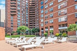 Terrace/patio - Serene Kips Bay 2BR w/ Gym & Doorman, nr Murray Hill, by Blueground (Midtown)