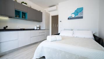 1 habitación, tabla de planchar con plancha, wifi y ropa de cama