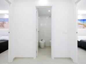 Chuveiro, secador de cabelo, toalhas de banho