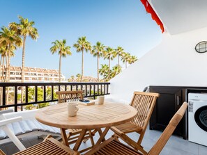 تناول الطعام بالخارج