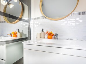 تجهيزات دش، مجففات شعر، مناشف