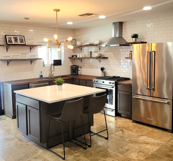 Refrigerador, microondas, horno y parrilla de estufa 