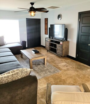 Smart TV, reproductor de DVD, tenis de mesa y estéreo 