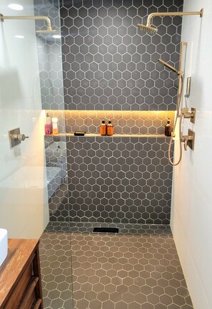Douche, séchoir à cheveux, serviettes fournies, savon