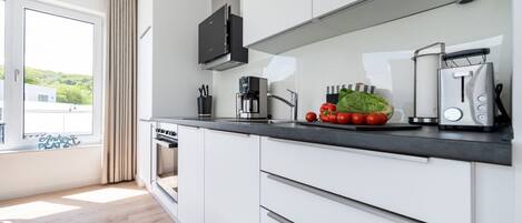 Frigorifero, forno, piano cottura, lavastoviglie