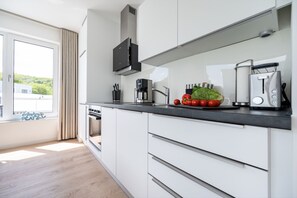 Fridge, oven, stovetop, dishwasher - Villa "zweite Heimat" Exklusiv Penthouse No. 4 - Modernes Penthouse mit Sonnenterrasse und Tollem (Lohme)