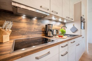 Fridge, oven, stovetop, dishwasher - Villa Albatros - Apartment Wotan - Revier Albatros - Villa am Schloss Ranzow | (Lohme)