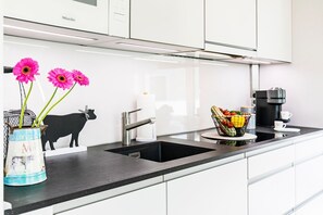 Geladeira, micro-ondas, fogão, cooktop