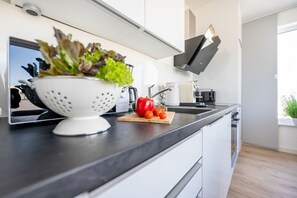 Kühlschrank, Mikrowelle, Ofen, Herdplatte