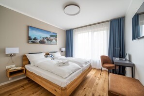 2 bedrooms, in-room safe, desk, iron/ironing board