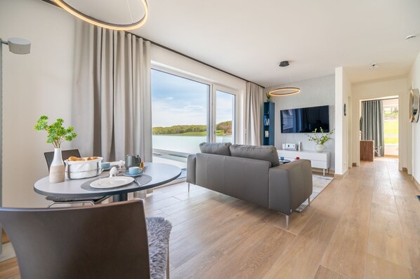 Fernseher, Stereoanlage