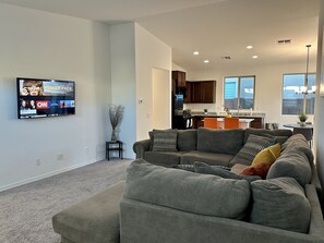 Living area - 4BR-5min from Cardinal Stadium (Glendale)