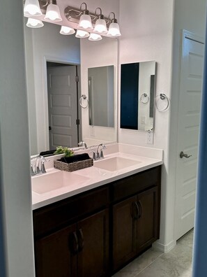 Bathroom - 4BR-5min from Cardinal Stadium (Glendale)