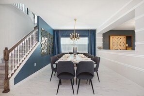 Family dining - Solara Resort - Luxury 9 Bedroom Homes (Kissimmee)