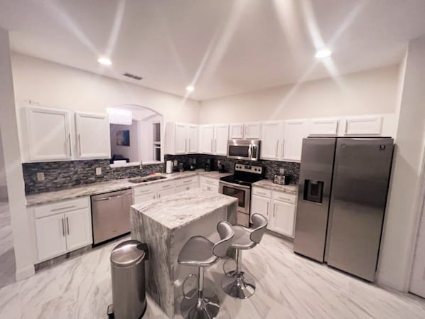 Frigorifero, microonde, forno, piano cottura