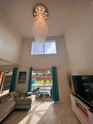 Smart TV, videogiochi, tavolo da ping pong, libri