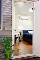 Escritorio, espacio para trabajar con laptop y wifi gratis