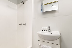 Classic Room | Bathroom | Shower, towels - Red Sands Accommodation Newman (Newman)
