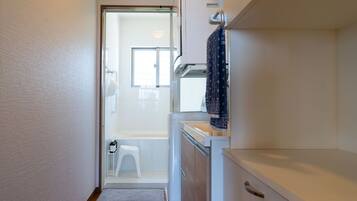 Casa básica | Banheiro | Produtos de toalete grátis, secador de cabelo, chinelos, bidê