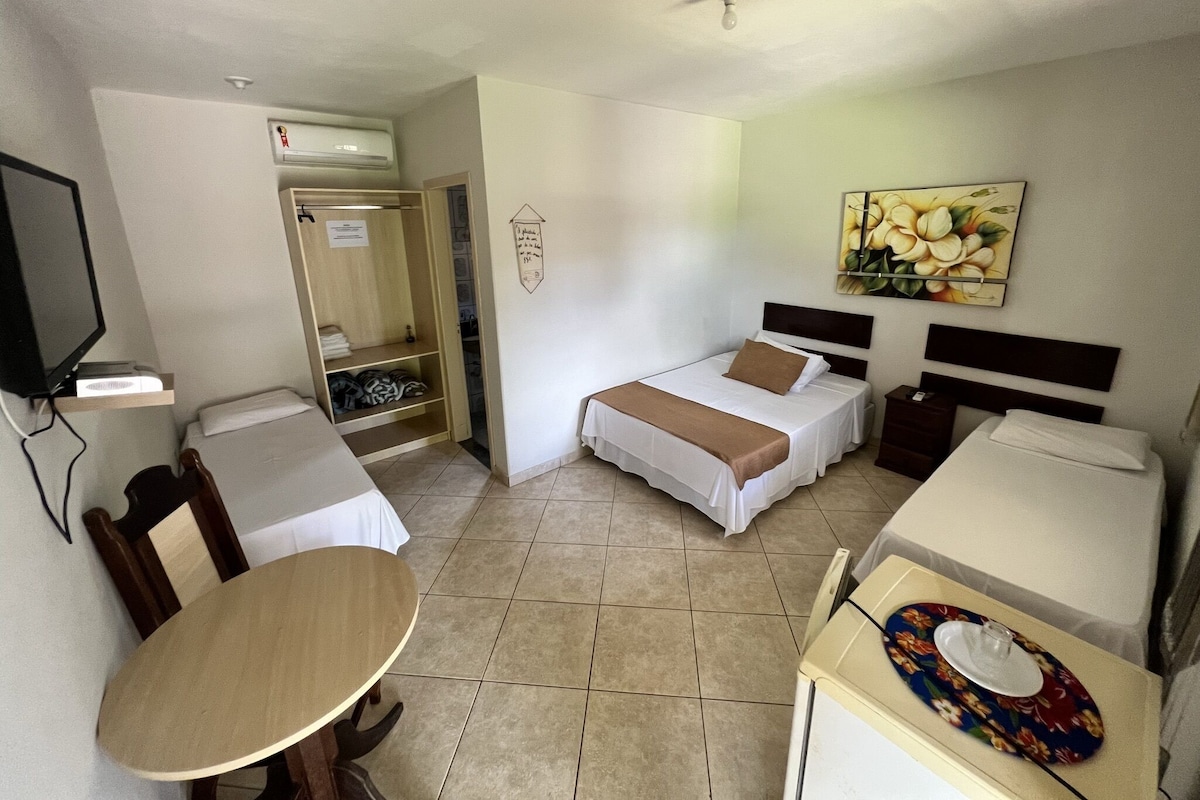 Minibar, espacio para trabajar con laptop, wifi gratis y ropa de cama