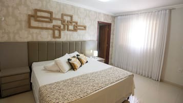 Habitación doble de lujo | Minibar, espacio para trabajar con laptop, wifi gratis y ropa de cama