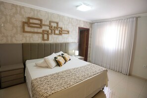 Minibar, espacio para trabajar con laptop, wifi gratis y ropa de cama 