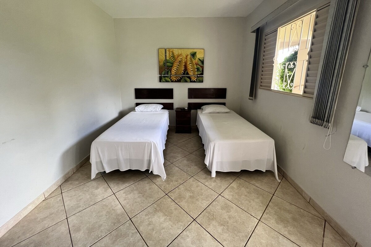 Minibar, espacio para trabajar con laptop, wifi gratis y ropa de cama