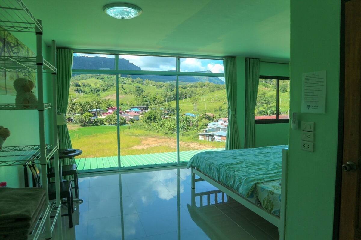 Habitación cuádruple familiar, varias camas, vista a la colina | Wifi gratis