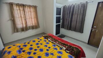 2 bedrooms, desk, bed sheets