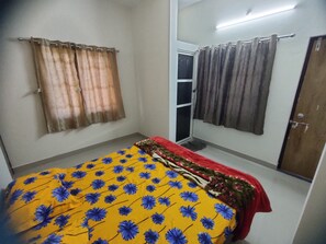 2 habitaciones, escritorio y ropa de cama