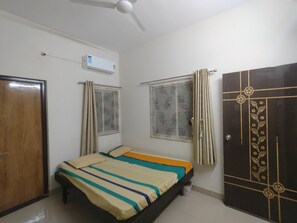2 bedrooms, desk, bed sheets