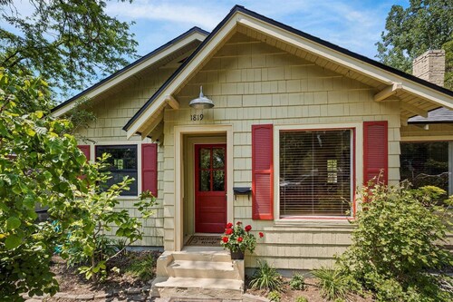 North End Charm: Cozy Fam Friendly Cottage with Fireplace and Dog-Friendly Fenced Yard!