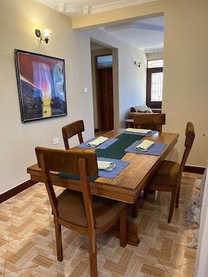 Repas dans la chambre