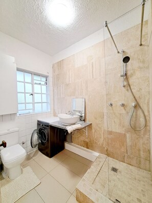 Hair dryer, towels, soap, shampoo - Secure Modern 2 bed - excellently located (Cape Town)